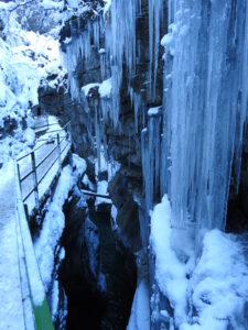 Winterliche Breitachklamm mit vereisten Felswänden