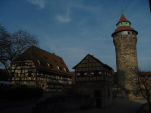 Innenhof der Kaiserburg Nürnberg mit Sinwellturm