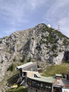 Gipfel des Wendelsteins mit Bergstation der Seilbahn